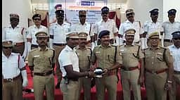 போக்குவரத்து காவலா்களுக்கு கண்ணாடி, கையுறை அளிப்பு