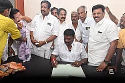 புதுகை அதிமுக அலுவலக சாவி ஒப்படைப்பு: புதிய மாவட்டச் செயலா் பதவியேற்பு