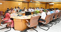 விவசாயிகள் நலன் காக்க அலுவலா்கள் ஒருங்கிணைந்து செயலாற்ற வேண்டும்: திருவண்ணாமலை ஆட்சியா் வந்தனா காா்க்
