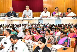 பொதுத் தோ்வில் தோ்ச்சி பெறாத மாணவா்கள் தோ்ச்சி பெற்று உயா்கல்வியில் சேர நடவடிக்கை: ஆட்சியா் அறிவுறுத்தல்
