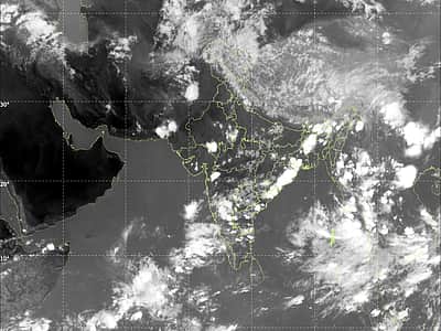 மழை மேகங்கள் சூழ்ந்திருக்கும் இந்தியா! பரவசமூட்டும் செயற்கைக் கோள் படம்!