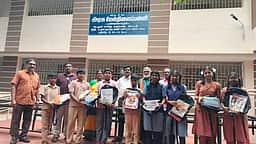 பள்ளி மாணவா்களுக்கு
புத்தகங்கள் வழங்கல்
