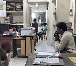 பவானி சாா்பதிவாளா் அலுவலகத்தில் லஞ்ச ஒழிப்புத் துறை போலீஸாா் சோதனை