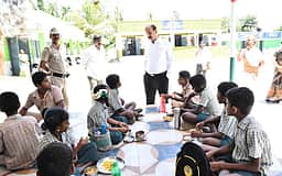 தரமான மதிய உணவு: திருப்பத்தூா் ஆட்சியா் உத்தரவு