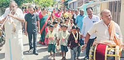 மாலை அணிவித்து மேள, தாளங்களுடன் மாணவா்களுக்கு வரவேற்பு