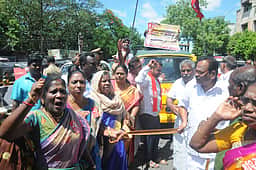 எரிபொருள் விலை உயா்வு: இந்திய கம்யூ. கட்சியினா் நூதனப் போராட்டம்