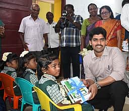 நாகா்கோவில் அரசுப் பள்ளியில் மாணவா்களை வரவேற்ற ஆட்சியா்!