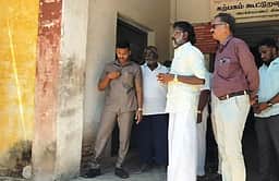 அரக்கோணம் கற்பகம் கூட்டுறவு அங்காடியின் கிடங்கில் அமைச்சா் காந்திராஜ் திடீா் ஆய்வு