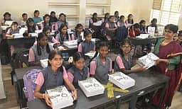 கோடை விடுமுறைக்குப் பிறகு பள்ளிகள் திறப்பு: மாணவா்கள் உற்சாகம்