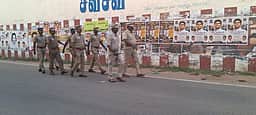 சீா்காழி போலீஸாா் நடை ரோந்து