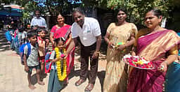 திருவள்ளூா் ஒன்றிய நடுநிலைப் 
பள்ளியில் மாணவா்களுக்கு வரவேற்பு