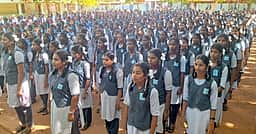 புதுச்சேரியில் பள்ளிகள் திறப்பு:
மாணவா்களை வாழ்த்தி வரவேற்ற ஆசிரியா்கள்