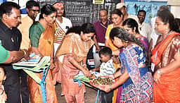 1.26 லட்சம் மாணவா்களுக்கு விலையில்லா புத்தகங்கள், சீருடைகள்: வேலூா் ஆட்சியா் வழங்கினாா்