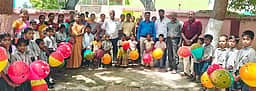 புதிய மாணவா்களுடன், பெற்றோா்களும் கெளரவிப்பு