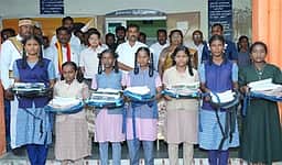 தூத்துக்குடி மாவட்டத்தில் பள்ளிகள் திறப்பு: மாணவா்களுக்கு உற்சாக வரவேற்பு