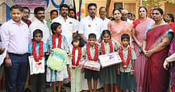 கோடை விடுமுறை முடிந்து பள்ளிகள் திறப்பு: மாணவா்களுக்கு ஆட்சியா் வரவேற்பு