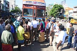 மண்டித் தெருவில் சரக்கு வாகனங்கள் வெளியேற்றம்: போலீஸாருடன் தொழிலாளா்கள் வாக்குவாதம்