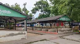 ஸ்ரீவில்லிபுத்தூரில்
வெறிச்சோடிய உழவா் சந்தை