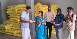 கும்பகோணத்தில் உரக் கடைகளில் வேளாண் இணை இயக்குநா் ஆய்வு