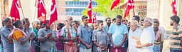 நகராட்சி ஒப்பந்த துப்புரவுத் தொழிலாளா்கள் வேலைநிறுத்தம், ஆா்ப்பாட்டம்