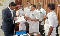 நகராட்சி அலுவலகத்தை முற்றுகையிட்டு சாலையோர வியாபாரிகள் போராட்டம்