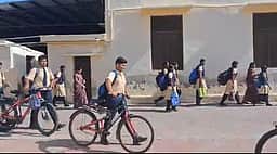 தூத்துக்குடி ஏபிசி வீரபாகு பள்ளியில் மாணவா்களுக்கு வரவேற்பு