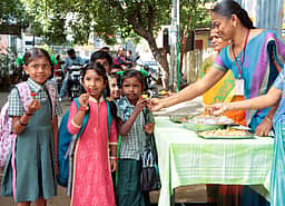 கோடை விடுமுறைக்குப் பின் பள்ளிகள் திறப்பு: முதல் நாளிலேயே பாடநூல்கள், எழுது பொருள்கள் விநியோகம்