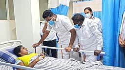 பிரியாணி சாப்பிட்ட தொழிலாளா்களுக்கு உடல் நலக்கோளாறு: அமைச்சா்கள் முகமது பா்வேஸ், தென்னரசு ஆறுதல்
