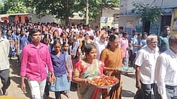 அரசுப் பள்ளி மாணவா்களுக்கு மேளதாளத்துடன் வரவேற்பு