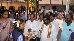 அகஸ்தீசுவரம் பள்ளியில்
மாணவா்களை வரவேற்ற எம்.பி