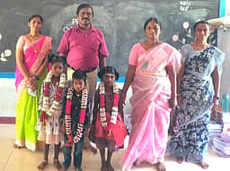 பள்ளியில் புதிய மாணவா்களுக்கு
மாலை அணிவித்து வரவேற்பு
