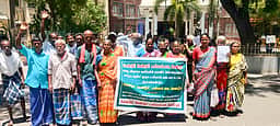 மூடிய அரசு மதுபான கடையை திறக்கக் கோரி ஆட்சியா் அலுவலகத்தை முற்றுகையிட்ட கிராம மக்கள்
