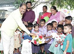 வெங்கடேஸ்வரா மெட்ரிக் பள்ளியில் மழலைகளுக்கு சிறப்பான வரவேற்பு