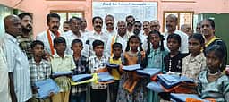 அம்பை பள்ளி மாணவா்களுக்கு
சீருடை வழங்கல்
