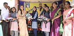 மாணவிகள் கடின உழைப்புடன் கல்வி பயின்று சாதனை புரிய வேண்டும்: மாவட்ட ஆட்சியா் வந்தனா காா்க்