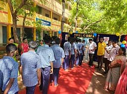 சிவப்பு கம்பளம் விரித்து
மாணவா்களுக்கு வரவேற்ற ஆசிரியா்கள்!