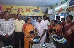 கோடை விடுமுறைக்குப் பின் பள்ளிகள் திறப்பு: மாணவா்களுக்கு உற்சாக வரவேற்பு