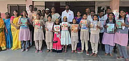 அரசு பள்ளி மாணவா்களுக்கு விலையில்லா பாடப்புத்தகம்: எம்எல்ஏ வழங்கினாா்