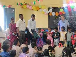 பெருமாள்பேட்டை நகராட்சி பள்ளியில் மாணவா்களுக்கு சீருடை, புத்தகம் அளிப்பு