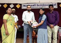 பள்ளிகள் திறப்பு: மாணவா்களுக்கு
விலையில்லா பாடப் புத்தகங்கள்
ஆட்சியா் ப.ஆகாஷ் வழங்கினாா்