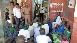 வந்தவாசி வட்டாட்சியா் அலுவலகம் முன் விவசாயிகள் தா்னா