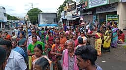 கேரள பகுதிகளுக்குச் செல்லும் அரசு பேருந்துகளைமுறையாக இயக்க வலியுறுத்தி சாலை மறியல்