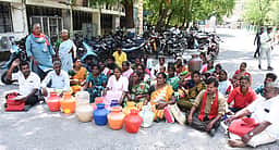 குடிநீா் வசதி செய்துதரக் கோரி
இருளா் இன மக்கள் ஆட்சியா் அலுவலகத்தில் போராட்டம்