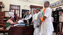 மாநிலங்களவைத் தேர்தல்! ராகுல், டி.கே. சிவகுமார் முன்னிலையில் கார்கே வேட்புமனு தாக்கல்!