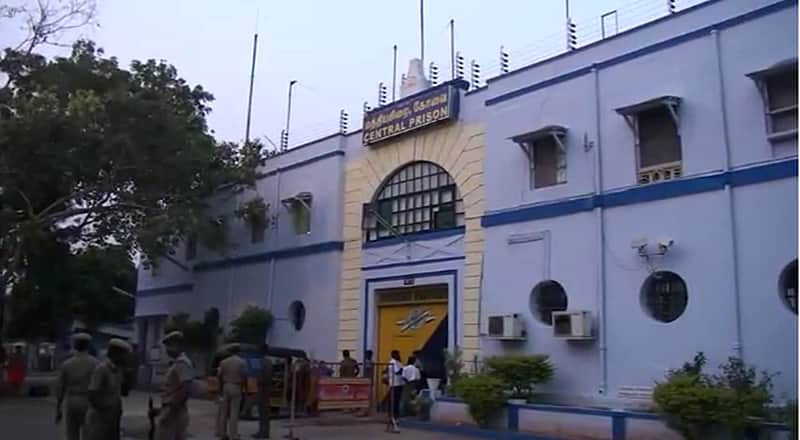 Prisoners attack guard