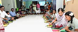 பள்ளி மாணவ, மாணவிகளுக்கு புத்தகங்கள், சீருடைகள், காலணி தொகுப்புகள்