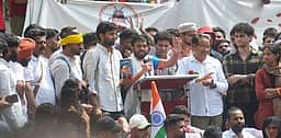 போராட்டத்திற்கு தட்டு, கரண்டியோடு வாருங்கள்! மோடியைக் கிண்டல் செய்த கரப்பான்பூச்சி கட்சி!