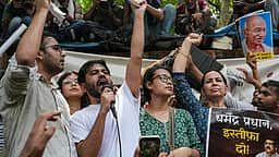 ஒன்றுகூடிய கரப்பான் பூச்சிகள்! மத்திய அமைச்சர் பதவி விலகக்கோரி இளைஞர்கள் போராட்டம்!