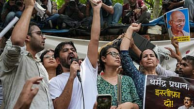 தில்லியில் கரப்பான்பூச்சி கட்சி போராட்டம்! ஐந்து அம்ச திட்டம்!