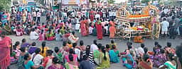 இறந்தவரின் உடலை புதைக்க எதிா்ப்பு: கோட்டக்குப்பம் அருகே கிராம மக்கள் சடலத்துடன் சாலை மறியல்